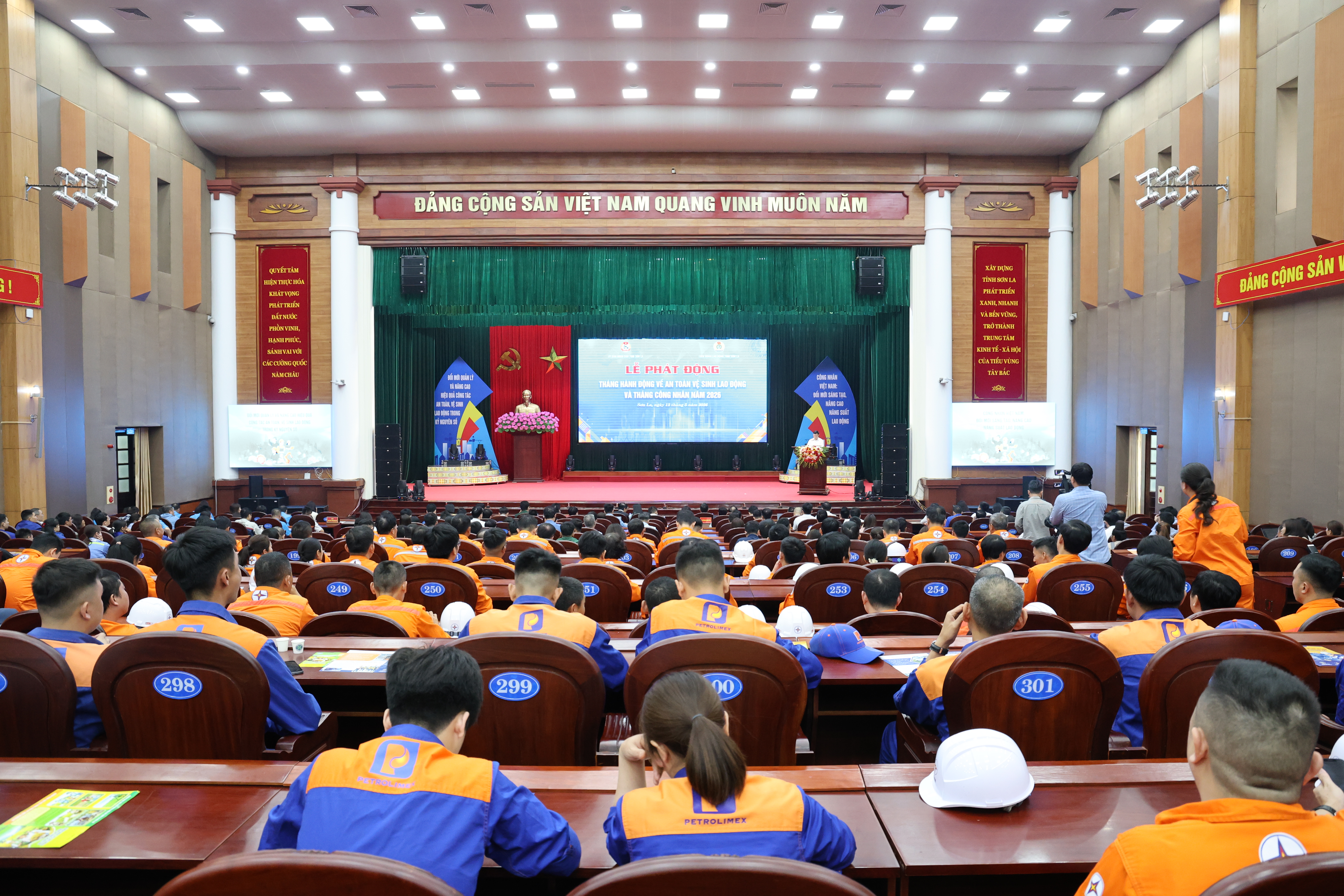 Liên đoàn Lao động tỉnh phối hợp tổ chức lễ phát động Tháng hành động về an toàn, vệ sinh lao động và Tháng Công nhân năm 2026