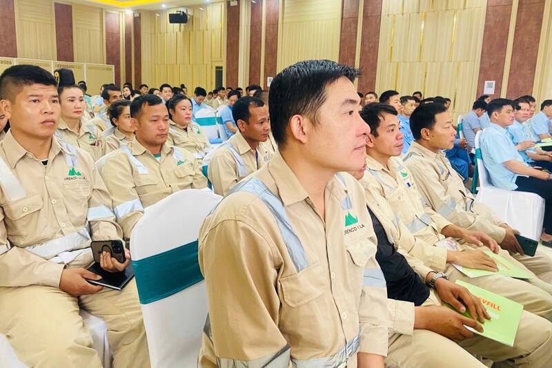 Chủ tịch, ph&oacute; chủ tịch c&ocirc;ng đo&agrave;n cơ sở, c&ocirc;ng nh&acirc;n v&agrave; người lao động tại c&aacute;c c&ocirc;ng ty, doanh nghiệp tham dự tập huấn. Ảnh: Trường Sơn