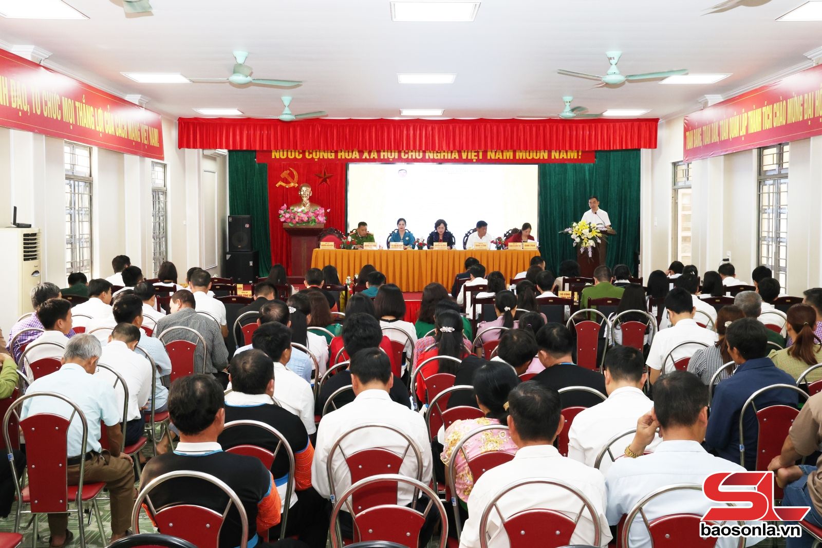 Thường xuyên lắng nghe và phản ánh kịp thời nguyện vọng chính đáng của nhân dân