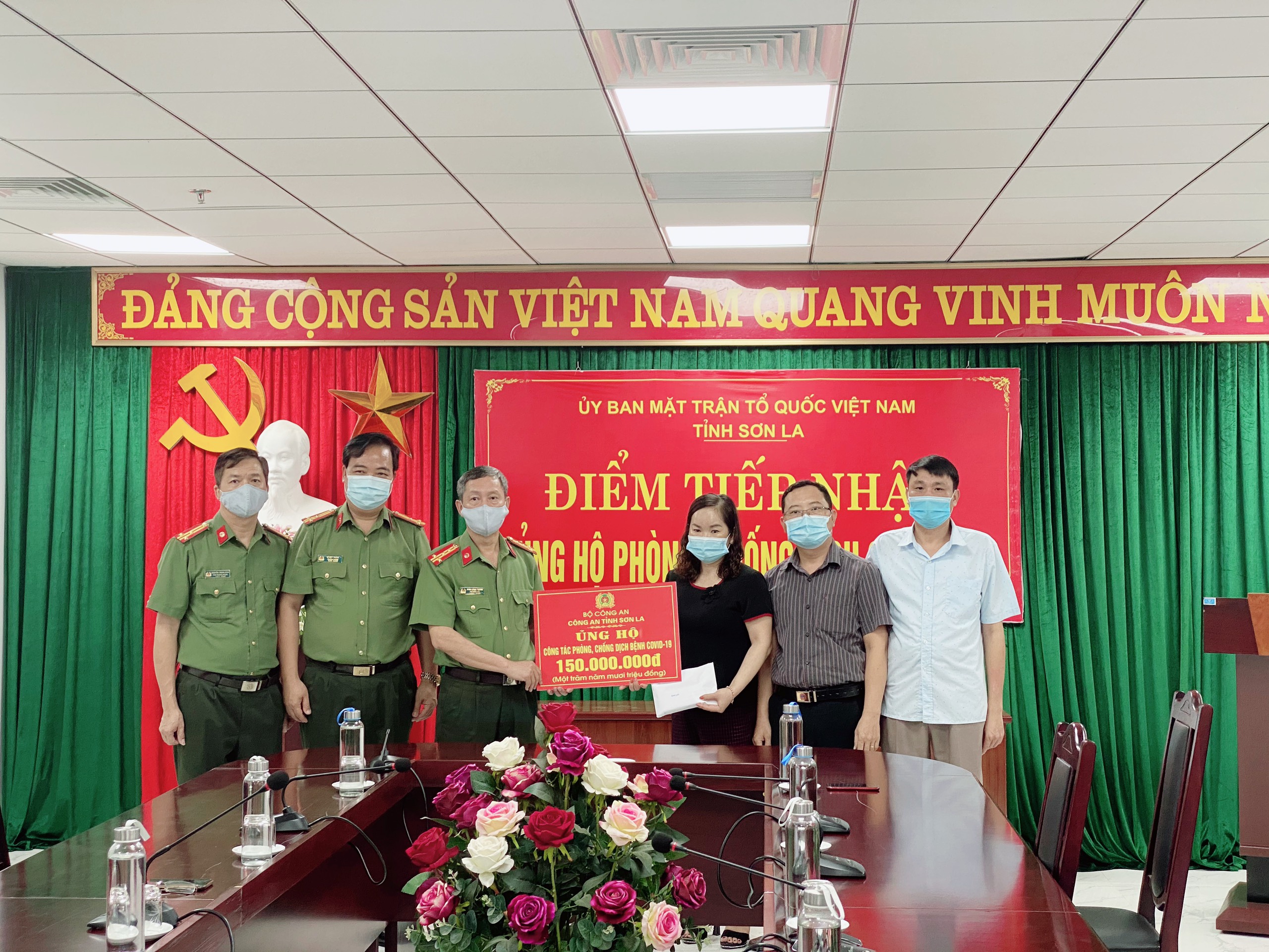 Công an tỉnh Sơn La ủng hộ phòng, chống dịch bệnh Covid-19