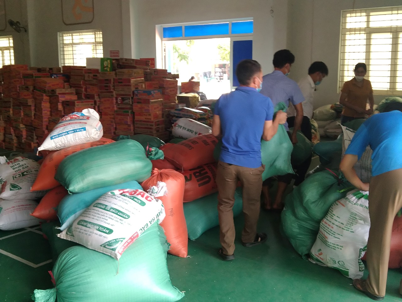 Ủy ban Mặt trận Tổ chức Việt Nam huyện Sốp Cộp tổ chức vận động ủng hộ lương thực, thực phẩm giúp đỡ nhân dân huyện Phù Yên trong thời gian thực hiện giãn cách xã hội theo Chỉ thị 16/CT-TTg của Chính phủ